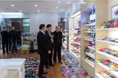 新百倫領跑丨說事:石城縣委書記鮑峰庭一行蒞臨藍魚鞋業考察指導