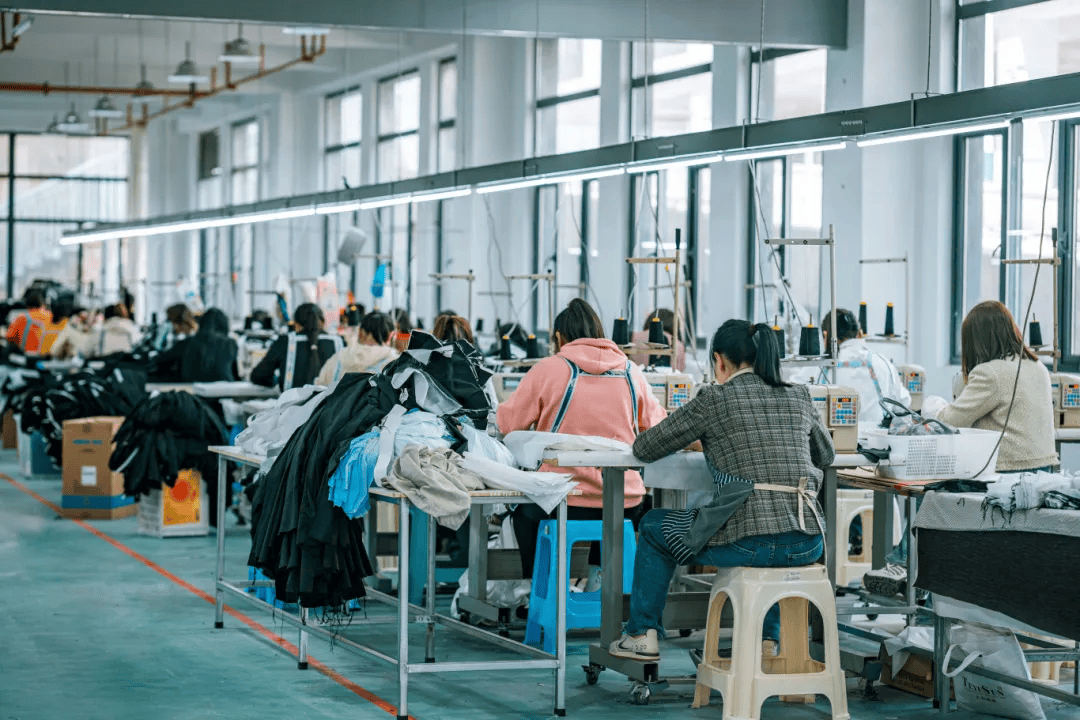 急招900多人！昭通鎮雄紡織服裝產業園正式投產，帶動日用品銷售新機遇